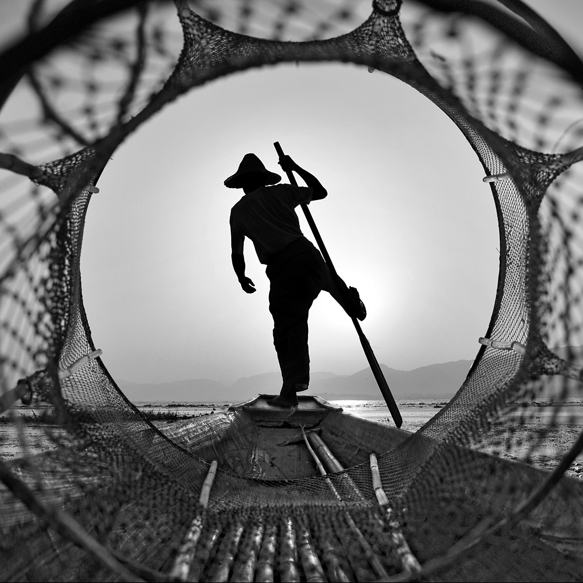 BLACK & WHITE (24 PHOTOS)